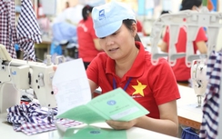 Bắt đầu trao sổ BHXH cho người lao động tự quản lý